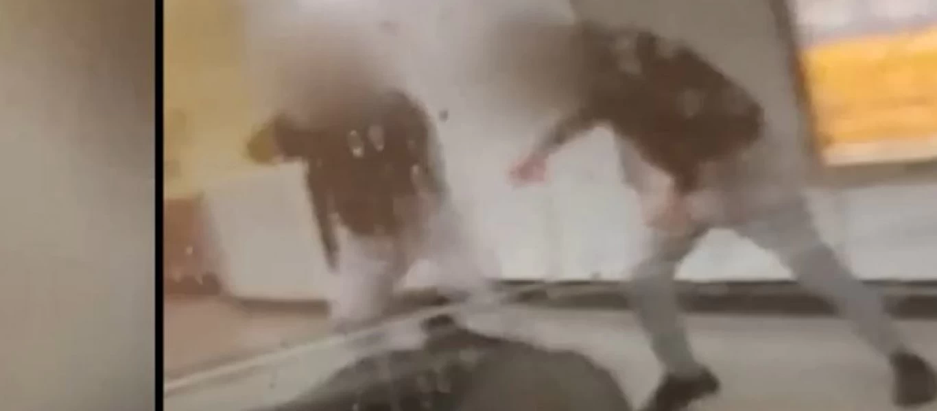 Νέο βίντεο-ντοκουμέντο από τον ξυλοδαρμό του σταθμάρχη: Δείτε τι έκαναν μετά την επίθεση οι 2 ανήλικοι δράστες